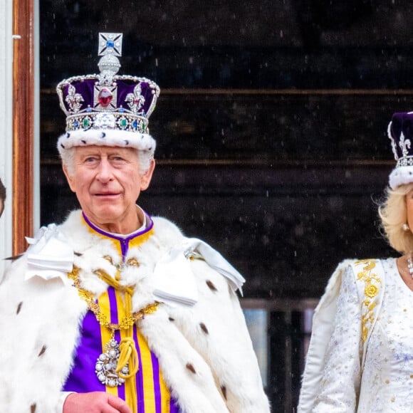 Il aurait même offert un logement à Angela Kelly à la condition de signer un accord de confidentialité sur ses années passées au service du royaume.
Ralph Tollemache, le roi Charles III d'Angleterre et Camilla Parker Bowles, reine consort d'Angleterre - La famille royale britannique salue la foule sur le balcon du palais de Buckingham lors de la cérémonie de couronnement du roi d'Angleterre à Londres le 5 mai 2023.