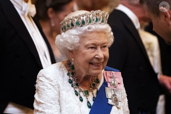 Le roi Charles III tremblerait actuellement dans ses bottes à cause d'une femme qui a côtoyé sa maman la reine Elizabeth II.
La reine Elizabeth II d'Angleterre reçoit les membres du corps diplomatique à Buckingham Palace.
