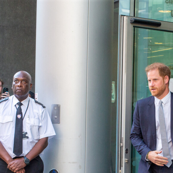 Le prince Harry, duc de Sussex, quitte la Haute Cour de Londres au deuxième jour de son témoignage contre un tabloïd accusé de piratage de messageries téléphoniques. C'est la première apparition d'un membre de la famille royale à la barre en plus d'un siècle. Londres, le 7 juin 2023. © Tayfun Salci / Zuma Press / Bestimage 