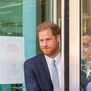 Le prince Harry, duc de Sussex, quitte la Haute Cour de Londres au deuxième jour de son témoignage contre un tabloïd accusé de piratage de messageries téléphoniques. C'est la première apparition d'un membre de la famille royale à la barre en plus d'un siècle. Londres, le 7 juin 2023. © Tayfun Salci / Zuma Press / Bestimage 