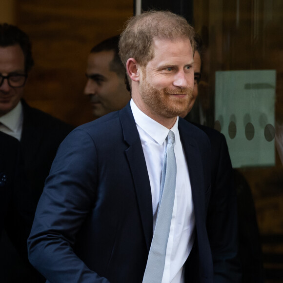 Accompagné de son avocat D.Sherborne, le prince Harry, duc de Sussex, quitte la Haute Cour de Londres au deuxième jour de son témoignage contre un tabloïd accusé de piratage de messageries téléphoniques. C'est la première apparition d'un membre de la famille royale à la barre en plus d'un siècle. Londres, le 7 juin 2023. 