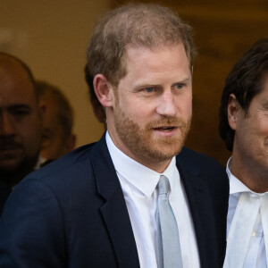 Le retour seul du prince Harry a relancé les rumeurs sur le divorce entre lui et Meghan Markle.
Accompagné de son avocat D.Sherborne, le prince Harry, duc de Sussex, quitte la Haute Cour de Londres au deuxième jour de son témoignage contre un tabloïd accusé de piratage de messageries téléphoniques. C'est la première apparition d'un membre de la famille royale à la barre en plus d'un siècle. Londres. 