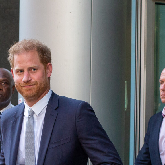 Accompagné de son avocat D.Sherborne, le prince Harry, duc de Sussex, quitte la Haute Cour de Londres au deuxième jour de son témoignage contre un tabloïd accusé de piratage de messageries téléphoniques. C'est la première apparition d'un membre de la famille royale à la barre en plus d'un siècle. Londres, le 7 juin 2023. 