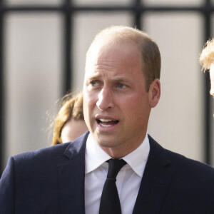 Selon une experte, sa famille lui pardonnerait.
Le prince de Galles William, le prince Harry, duc de Sussex à la rencontre de la foule devant le château de Windsor, suite au décès de la reine Elisabeth II d'Angleterre. Le 10 septembre 2022 