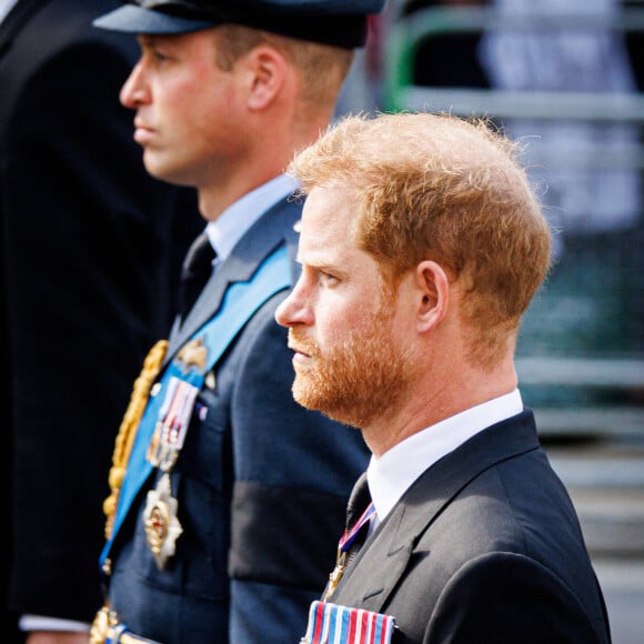 Le prince Harry et le prince William, prince de Galles - Procession cérémonielle du cercueil de la reine Elisabeth II du palais de Buckingham à Westminster Hall à Londres le 14 septembre 2022. 