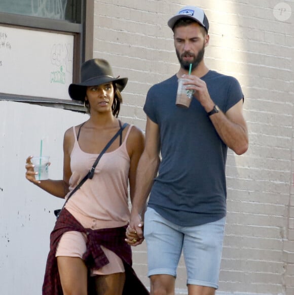 Benoît Paire et sa compagne Shy'm se promènent dans les rues de Brooklyn à New York, le 23 août 2016.