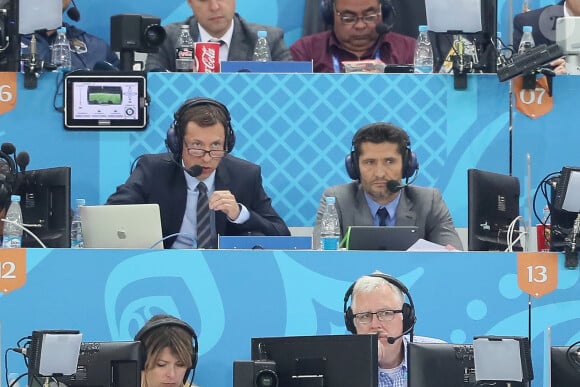 A noter que pour  le match de ce soir, il sera comme toujours en duo avec Bixente Lizarazu.
Les commentateurs Bixente Lizarazu et Grégoire Margotton lors de la 8ème de finale du match de coupe du monde opposant l'Angleterre à la Colombie au stade Spartak à Moscow, Russie, le 3 juillet 2018. L'Angleterre a gagné le match 4-3 aux tirs au but après un match nul 1-1. © Cyril Moreau/Bestimage 