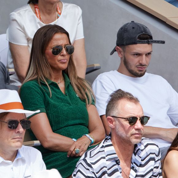 Mère et fils ont assisté à la demi-finale entre Carlos Alacaraz et Novak Djokovic.
La chanteuse Nâdiya et son fils Yanis en tribunes lors des Internationaux de France de tennis de Roland Garros 2023, à Paris, France, le 9 juin 2023. © Jacovides-Moreau/Bestimage 