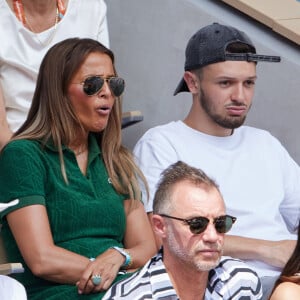 Entre étonnement, émerveillement et concentration, la chanteuse était à fond sur le match !
La chanteuse Nâdiya et son fils Yanis en tribunes lors des Internationaux de France de tennis de Roland Garros 2023, à Paris, France, le 9 juin 2023. © Jacovides-Moreau/Bestimage 