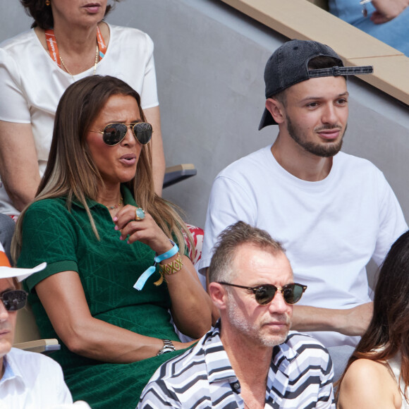 Un garcon "pudique" mais qui connait toutes ses chansons par coeur, expliquait-elle à "Gala".
La chanteuse Nâdiya et son fils Yanis en tribunes lors des Internationaux de France de tennis de Roland Garros 2023, à Paris, France, le 9 juin 2023. © Jacovides-Moreau/Bestimage 