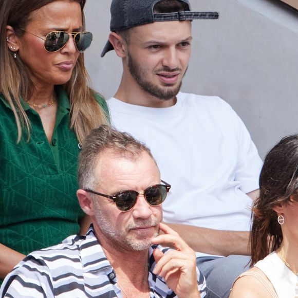 Il semble également se diriger vers une carrirèe de sportif : "Il fait sport-études en football".
La chanteuse Nâdiya et son fils Yanis en tribunes lors des Internationaux de France de tennis de Roland Garros 2023, à Paris, France, le 9 juin 2023. © Jacovides-Moreau/Bestimage 