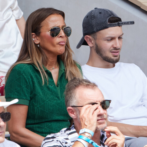 Nâdiya a été apercue en tribunes ce vendredi à Roland-Garros, avec son fils Yanis.
La chanteuse Nâdiya et son fils Yanis en tribunes lors des Internationaux de France de tennis de Roland Garros à Paris. © Jacovides-Moreau/Bestimage 