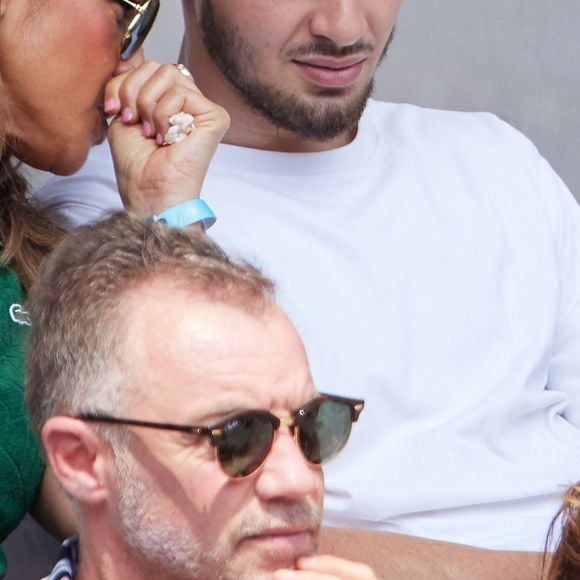 La chanteuse Nâdiya et son fils Yanis en tribunes lors des Internationaux de France de tennis de Roland Garros 2023, à Paris, France, le 9 juin 2023. © Jacovides-Moreau/Bestimage 