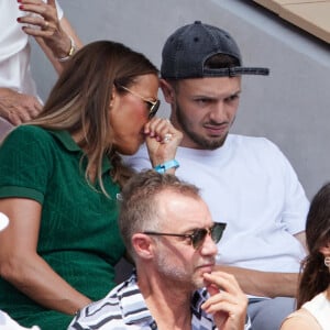 Elle a également été photographiée en train de discuter avec son fils.
La chanteuse Nâdiya et son fils Yanis en tribunes lors des Internationaux de France de tennis de Roland Garros 2023, à Paris, France, le 9 juin 2023. © Jacovides-Moreau/Bestimage 