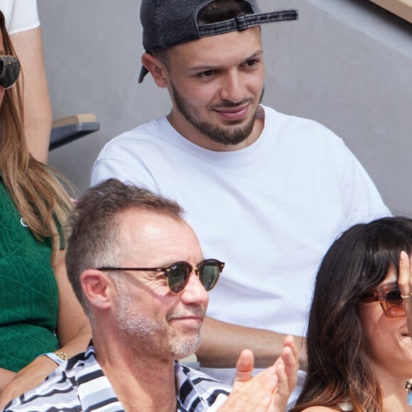 La chanteuse Nâdiya et son fils Yanis en tribunes lors des Internationaux de France de tennis de Roland Garros 2023, à Paris, France, le 9 juin 2023. © Jacovides-Moreau/Bestimage 