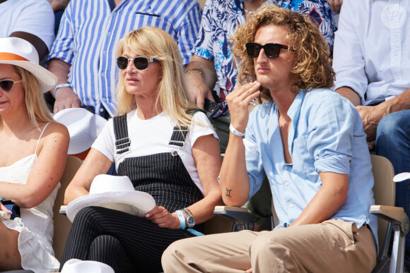 Isabelle Camus et Joalukas Noah en tribunes lors des Internationaux de France de tennis de Roland Garros 2023, à Paris, France, le 9 juin 2023. © Jacovides-Moreau/Bestimage  People in the stands during the Roland Garros International Tennis Championships in Paris, France, on June 9th, 2023. 