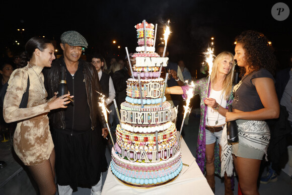 Chez les Noah, on a l'habitude de voir les choses en grand
Exclusif - Jenaye Noah (soeur de Joalukas), Yannick Noah, Isabelle Camus et Eleejah Noah (soeur de Joalukas) avec le gâteau lors de la soirée d'anniversaire de Joalukas Noah, fils de Yannick Noah et Isabelle Camus, pour ses 18 ans à Paris le 10 juin 2022. © Cyril Moreau / Bestimage 