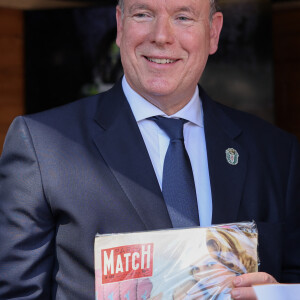 Un beau cadeau a été offert au prince Albert
Le prince Albert II de Monaco avec le Paris Match de sa naissance - 4ème rencontre des sites historiques Grimaldi sur la place du palais Princier à Monaco le 10 juin 2023. © Claudia Albuquerque / Bestimage 