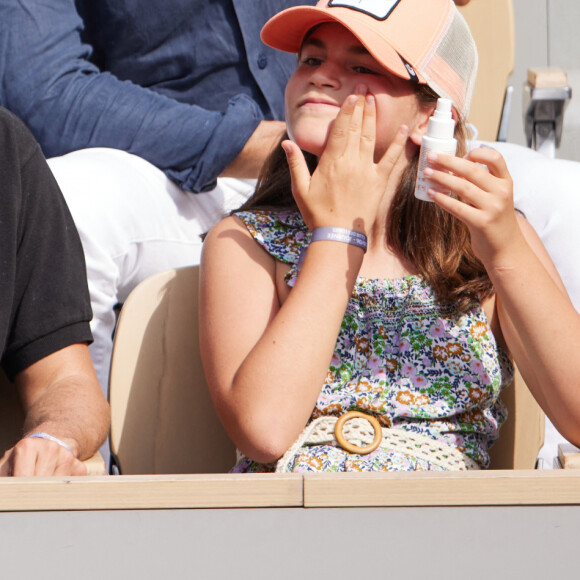 C'est la première fois que l'on aperçoit son visage dans les médias.
Exclusif - Marc-Olivier Fogiel et sa fille Mila en tribunes des Internationaux de France de tennis de Roland Garros 2023 à Paris le 10 juin 2023. © Jacovides-Moreau / Bestimage