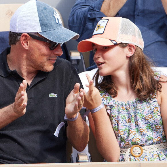 En effet, Marc-Olivier Fogiel a toujours pris soin de ne pas dévoiler le visage de ses deux filles.
Exclusif - Marc-Olivier Fogiel et sa fille Mila en tribunes des Internationaux de France de tennis de Roland Garros 2023 à Paris le 10 juin 2023. © Jacovides-Moreau / Bestimage