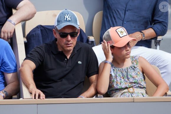 Exclusif - Marc-Olivier Fogiel et sa fille Mila en tribunes des Internationaux de France de tennis de Roland Garros 2023 à Paris le 10 juin 2023. © Jacovides-Moreau / Bestimage