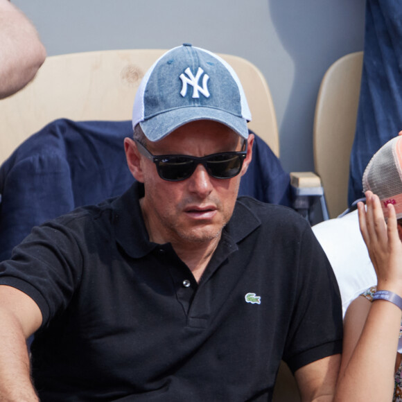 Exclusif - Marc-Olivier Fogiel et sa fille Mila en tribunes des Internationaux de France de tennis de Roland Garros 2023 à Paris le 10 juin 2023. © Jacovides-Moreau / Bestimage