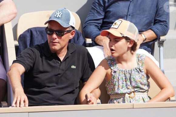 Exclusif - Marc-Olivier Fogiel et sa fille Mila en tribunes des Internationaux de France de tennis de Roland Garros 2023 à Paris le 10 juin 2023. © Jacovides-Moreau / Bestimage