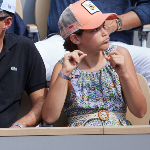 Exclusif - Marc-Olivier Fogiel et sa fille Mila en tribunes des Internationaux de France de tennis de Roland Garros 2023 à Paris le 10 juin 2023. © Jacovides-Moreau / Bestimage