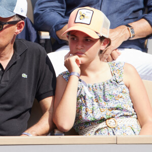 Exclusif - Marc-Olivier Fogiel et sa fille Mila en tribunes des Internationaux de France de tennis de Roland Garros 2023 à Paris le 10 juin 2023. © Jacovides-Moreau / Bestimage