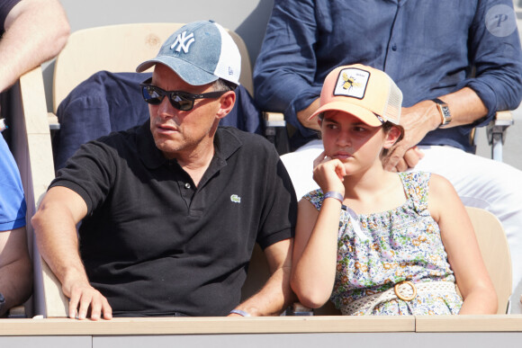 Exclusif - Marc-Olivier Fogiel et sa fille Mila en tribunes des Internationaux de France de tennis de Roland Garros 2023 à Paris le 10 juin 2023. © Jacovides-Moreau / Bestimage