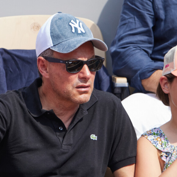 Exclusif - Marc-Olivier Fogiel et sa fille Mila en tribunes des Internationaux de France de tennis de Roland Garros 2023 à Paris le 10 juin 2023. © Jacovides-Moreau / Bestimage