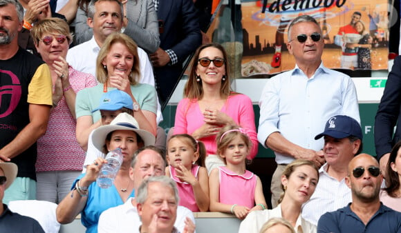 Jelena Djokovic (femme de N.Djokovic) avec les parents de Novak Djokovic et ses enfants Stefan et Tara - Novak Djokovic remporte les Internationaux de France de tennis de Roland Garros 2023 face à Casper Ruud (7-6 [7-1], 6-3, 7-5) à Paris le 11 juin 2023. Novak Djokovic s'adjuge un 23ème titre record en Grand Chelem et dépasse Rafael Nadal, bloqué à 22 titres et forfait cette année. © Jacovides-Moeau/Bestimage