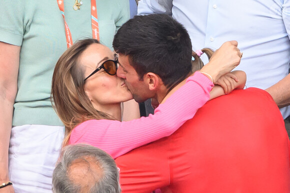 Il en a profité pour offrir un beau baiser de cinéma à sa femme, Jelena
Jelena et Novak Djokovic pendant les Internationaux de France de tennis de Roland Garros 2023 à Paris le 11 juin 2023. Photo : Laurent Zabulon/ABACAPRESS.COM