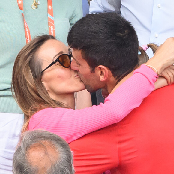 Il en a profité pour offrir un beau baiser de cinéma à sa femme, Jelena
Jelena et Novak Djokovic pendant les Internationaux de France de tennis de Roland Garros 2023 à Paris le 11 juin 2023. Photo : Laurent Zabulon/ABACAPRESS.COM