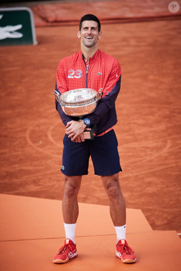 Toujours aussi amoureux, Novak Djokovic va pouvoir célébrer son nouveau sacre avec Jelena !
Novak Djokovic - Novak Djokovic remporte les Internationaux de France de tennis de Roland Garros 2023 face à Casper Ruud (7-6 [7-1], 6-3, 7-5) à Paris le 11 juin 2023. Novak Djokovic s'adjuge un 23ème titre record en Grand Chelem et dépasse Rafael Nadal, bloqué à 22 titres et forfait cette année. © Jacovides-Moeau/Bestimage