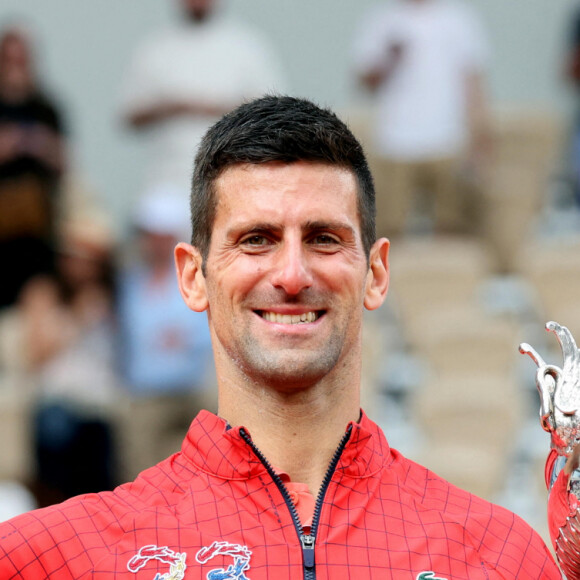 Ce dimanche 11 juin, le Serbe a remporté son 23ème titre du Grand Chelem
Novak Djokovic - Novak Djokovic remporte les Internationaux de France de tennis de Roland Garros 2023 face à Casper Ruud (7-6 [7-1], 6-3, 7-5) à Paris le 11 juin 2023. Novak Djokovic s'adjuge un 23ème titre record en Grand Chelem et dépasse Rafael Nadal, bloqué à 22 titres et forfait cette année. © Jacovides-Moeau/Bestimage