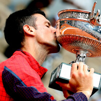 PHOTOS Novak Djokovic triomphal à Roland-Garros : le champion s'offre un langoureux baiser avec sa femme Jelena