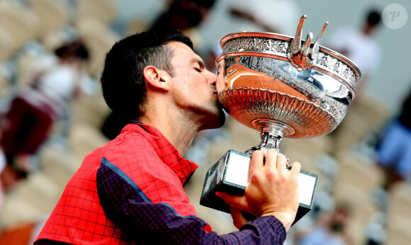 Novak Djokovic a remporté l'édition 2023 de Roland-Garros
Novak Djokovic - Novak Djokovic remporte les Internationaux de France de tennis de Roland Garros 2023 face à Casper Ruud (7-6 [7-1], 6-3, 7-5) à Paris. Novak Djokovic s'adjuge un 23ème titre record en Grand Chelem et dépasse Rafael Nadal, bloqué à 22 titres et forfait cette année. © Jacovides-Moeau/Bestimage