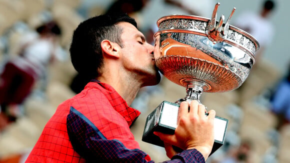 PHOTOS Novak Djokovic triomphal à Roland-Garros : le champion s'offre un langoureux baiser avec sa femme Jelena