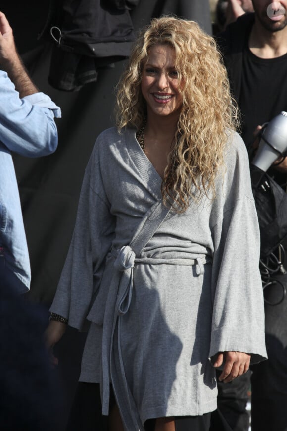 Shakira danse sur le tournage d'une publicité sur une plage en Catalogne, sous les yeux de son fils Milan, le 8 octobre 2015. La publicité est filmée par un drone.