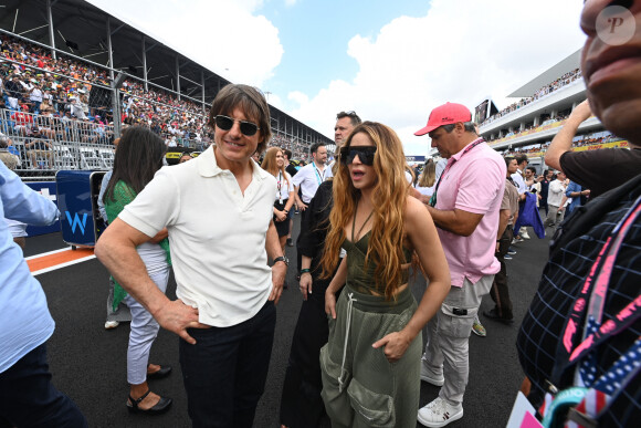 A noter que Tom Cruise semble également interéssée par la chanteuse, mais pas elle...
Tom Cruise et Shakira - Les célébrités assistent sur le circuit Miami International Autodrome au Grand Prix de Formule 1 Crypto.com de Miami, Floride, Etats-Unis, le 7 mai 2023; © Motorsport Images/Panoramic/Bestimage 