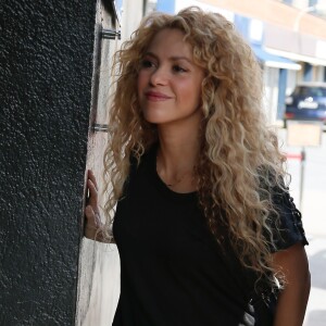 Shakira reçoit la visite de la police espagnole à son domicile à Barcelone le 25 janvier 2018. Y a t-il un lien avec l'affaire du fisc espagnol qui lui reproche d'avoir dissimulé de l'argent ? Peu après, Gerard Piqué quitte le domicile en voiture.