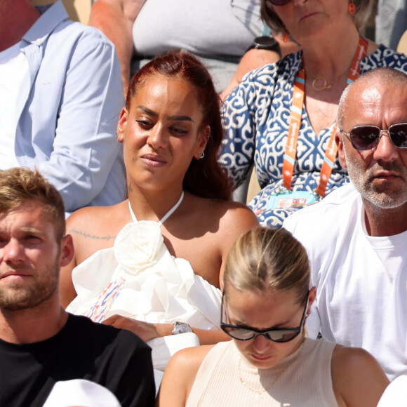 Amel Bent et son mari Patrick Antonelli, Kevin Mayer et sa compagne Delphine Jariel dans les tribunes lors des Internationaux de France de Tennis de Roland Garros 2023. Paris, le 10 juin 2023. © Jacovides-Moreau / Bestimage 