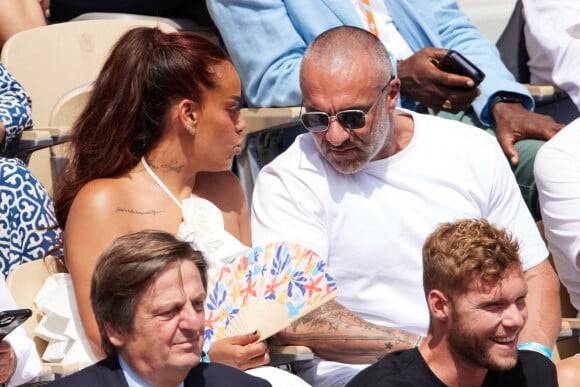 Amel Bent et son mari Patrick Antonelli dans les tribunes lors des Internationaux de France de Tennis de Roland Garros 2023. Paris, le 10 juin 2023. © Jacovides-Moreau / Bestimage 