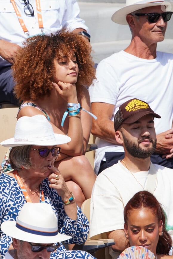 Karim Mahfouf et sa fille Léna Situations alias Léna Mahfouf, Olivier Ordonez ( Oli du duo Bigflo et Oli), Amel Bent dans les tribunes lors des Internationaux de France de Tennis de Roland Garros 2023. Paris, le 10 juin 2023. © Jacovides-Moreau / Bestimage 