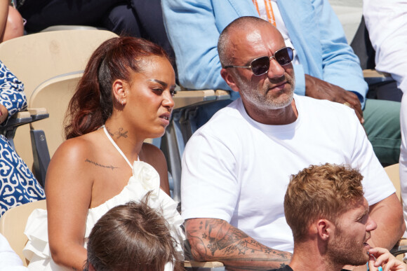 Amel Bent et son mari Patrick Antonelli dans les tribunes lors des Internationaux de France de Tennis de Roland Garros 2023. Paris, le 10 juin 2023. © Jacovides-Moreau / Bestimage 