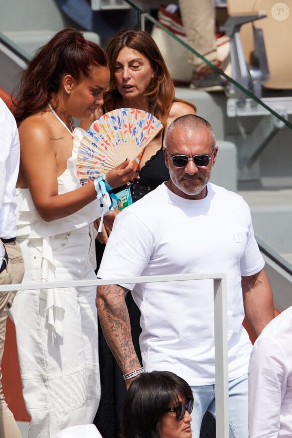 Amel Bent et son mari Patrick Antonelli dans les tribunes lors des Internationaux de France de Tennis de Roland Garros 2023. Paris, le 10 juin 2023. © Jacovides-Moreau / Bestimage 