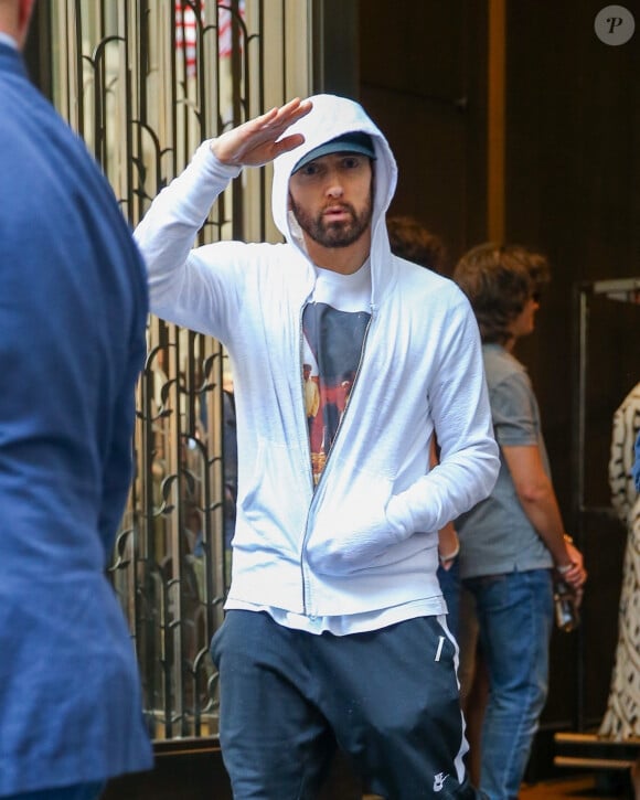 Eminem quitte l'hôtel Four Seasons à New York le 24 juin 2022. 