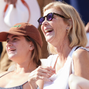 Michèle Laroque et sa fille Oriane Deschamps en tribunes lors des Internationaux de France de tennis de Roland Garros 2023, à Paris, France, le 5 juin 2023. © Cyril Moreau/Bestimage 