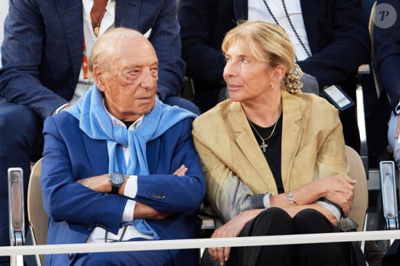 Jacques Seguela et sa femme Sophie Vinson dans les tribunes lors des Internationaux de France de Tennis de Roland Garros 2023. Paris, le 7 juin 2023. © Jacovides-Moreau / Bestimage